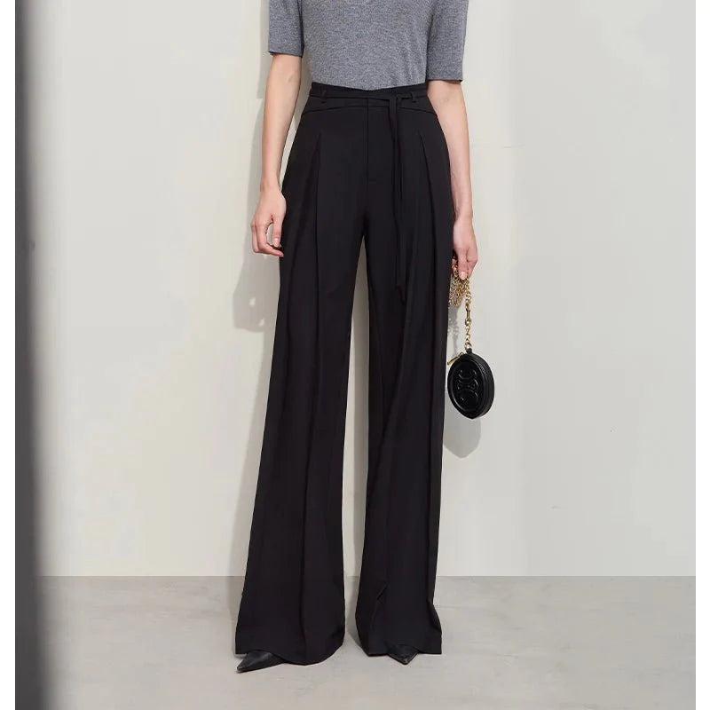 Minimalistische Bundfaltenhose mit weitem Bein