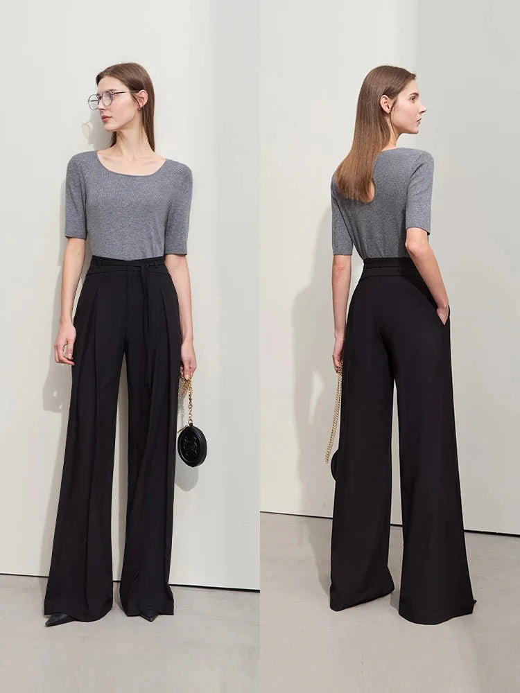 Minimalistische Bundfaltenhose mit weitem Bein