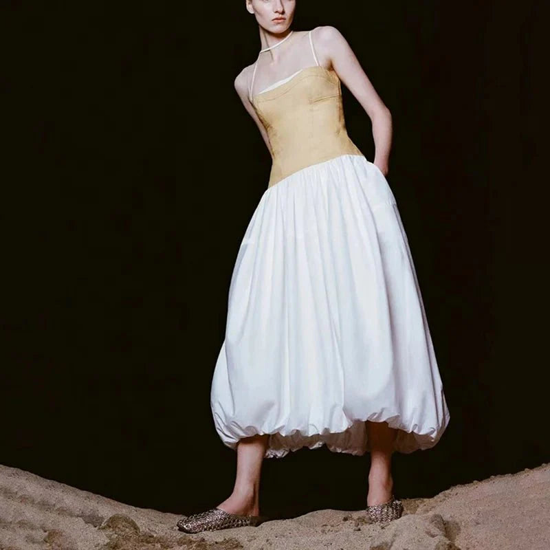 Mehrfarbiges, schmales Neckholder-Kleid in mittlerer Länge