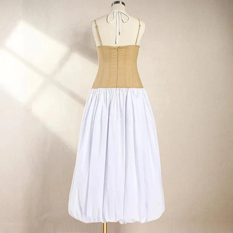 Mehrfarbiges, schmales Neckholder-Kleid in mittlerer Länge