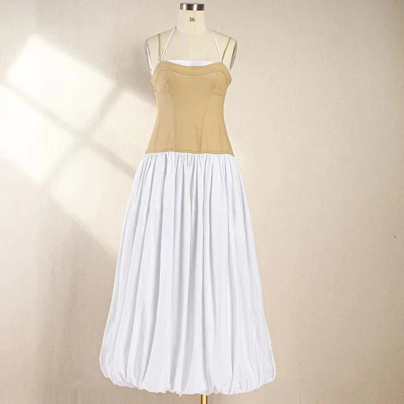 Mehrfarbiges, schmales Neckholder-Kleid in mittlerer Länge