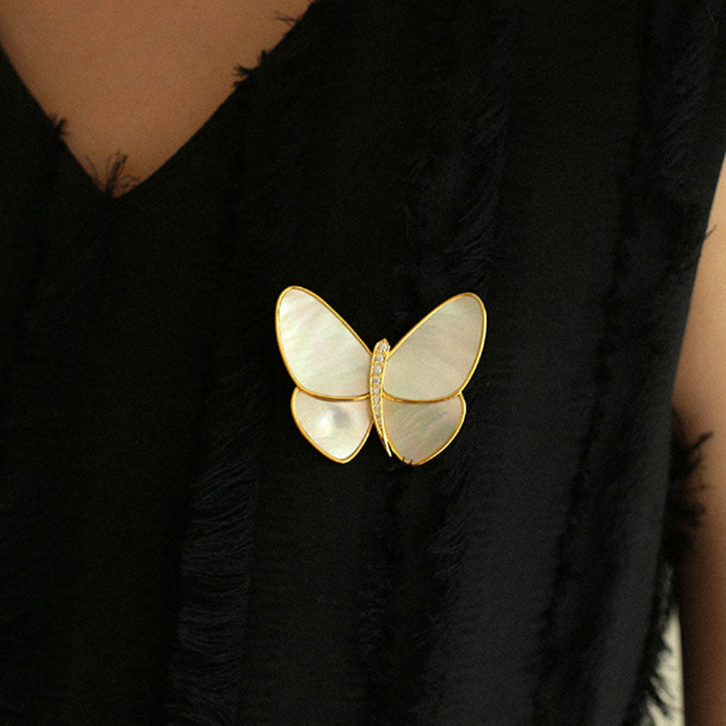 Broche de mariposa de madreperla y circonita cúbica bañado en oro de 18 quilates AGE MAGIC