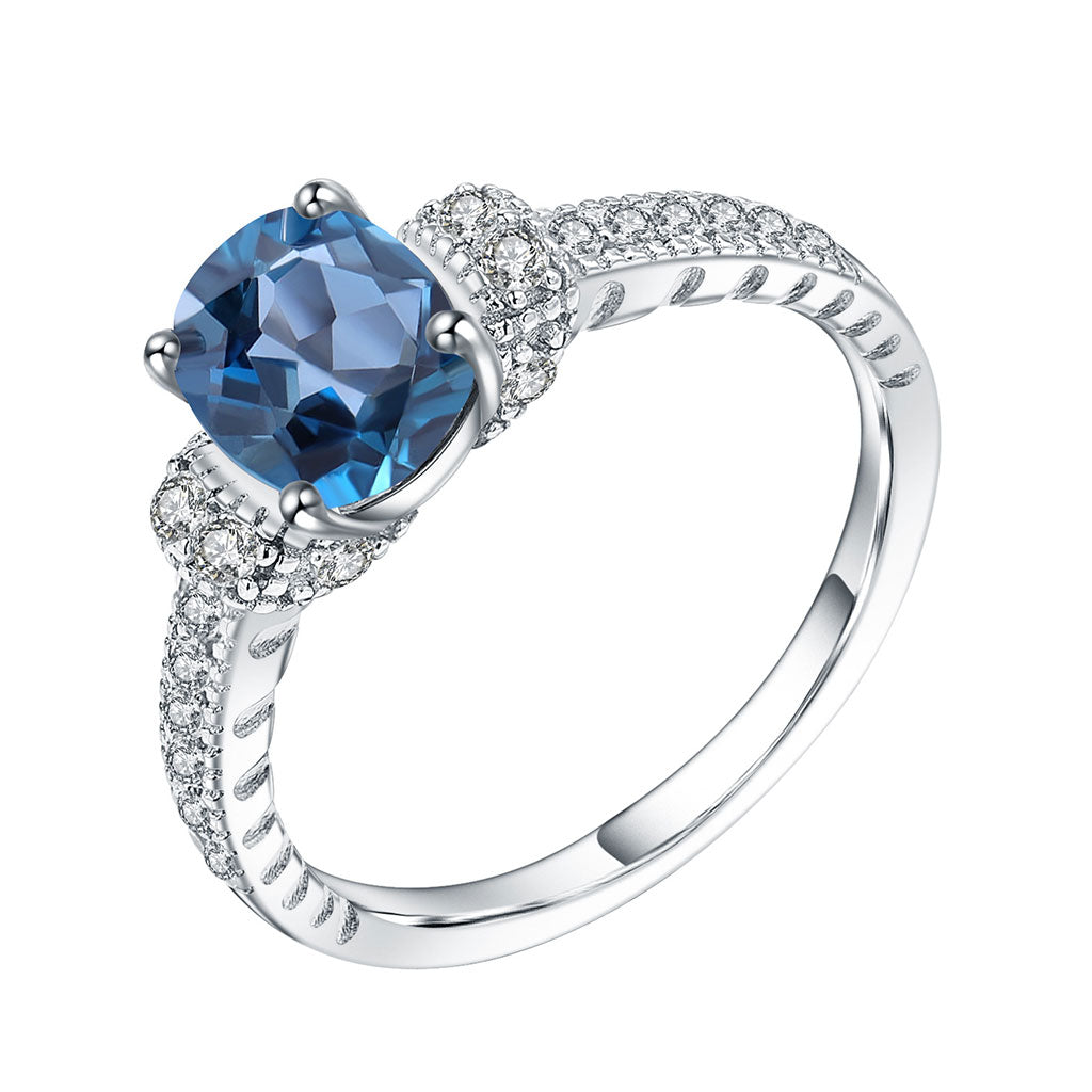 Opulenter Halo-Ring mit klarem London-Blautopas und Zirkonia