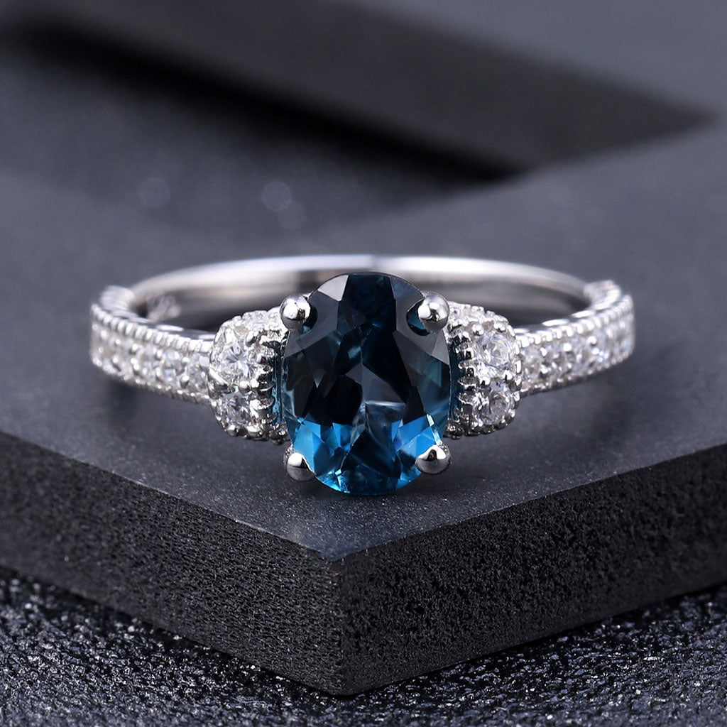 Opulenter Halo-Ring mit klarem London-Blautopas und Zirkonia