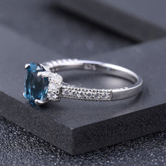 Opulenter Halo-Ring mit klarem London-Blautopas und Zirkonia