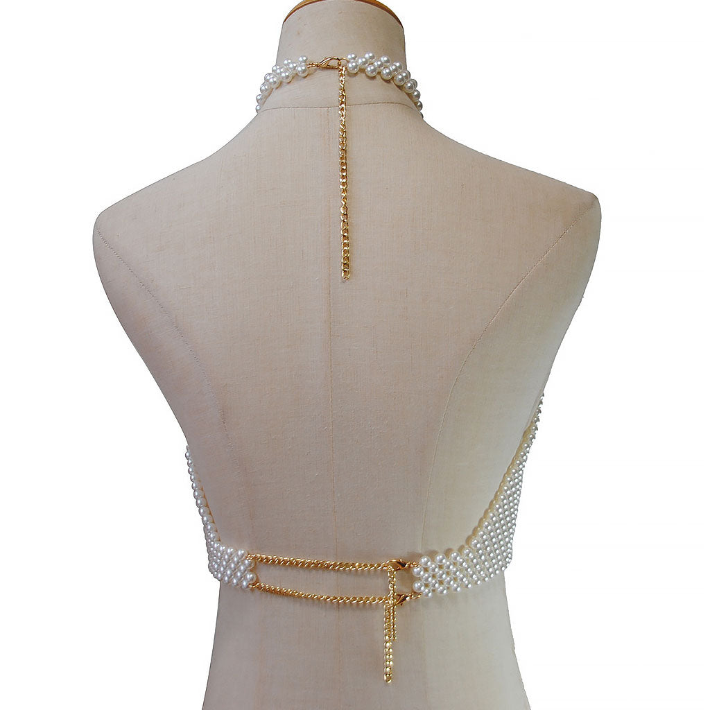 Top halter opulento, corto y artesanal con cadena y perlas de imitación