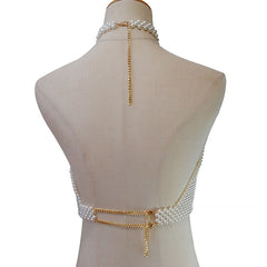 Top halter opulento, corto y artesanal con cadena y perlas de imitación