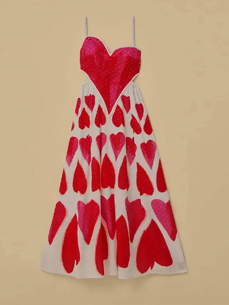 Vestido largo blanco roto con tirantes y estampado de corazones: un look coqueto para San Valentín