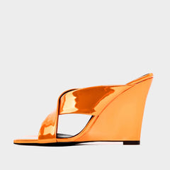 Mules de cuña con punta cuadrada y tiras cruzadas de charol Sassy - Naranja