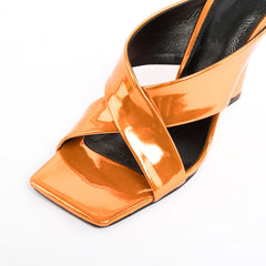 Mules de cuña con punta cuadrada y tiras cruzadas de charol Sassy - Naranja