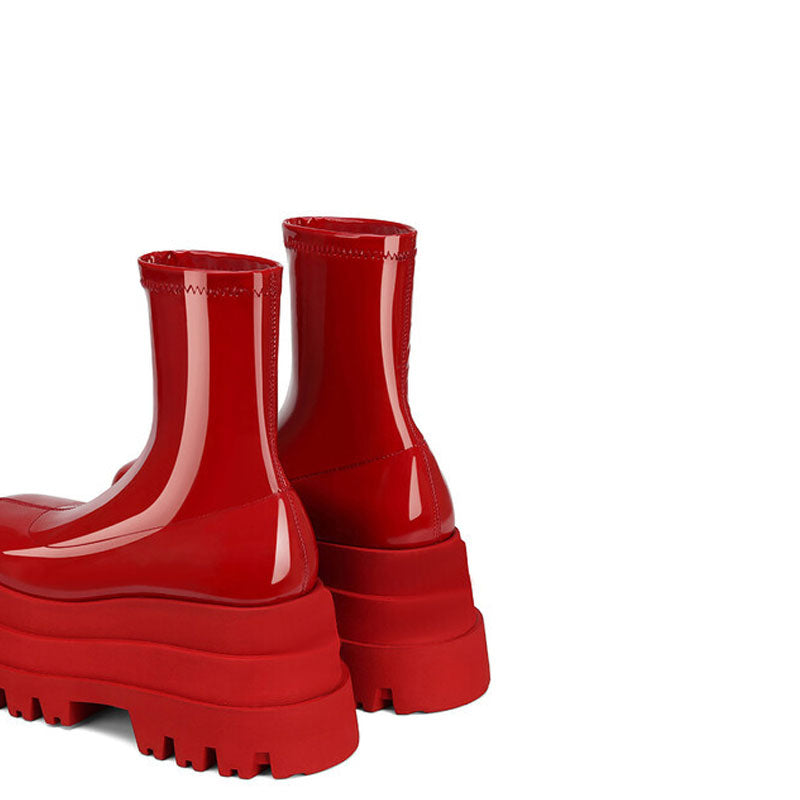 Sassy – Lackleder-Sockenstiefel mit quadratischer Zehenpartie und Plateausohle - Rot