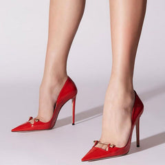 Sinnliche Stiletto-Pumps aus Lackleder mit spitzer Zehenpartie und Metallsteg - Rot