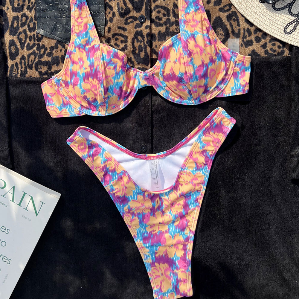 Traje de baño bikini brasileño de dos piezas con aros, corte alto y estampado floral borroso