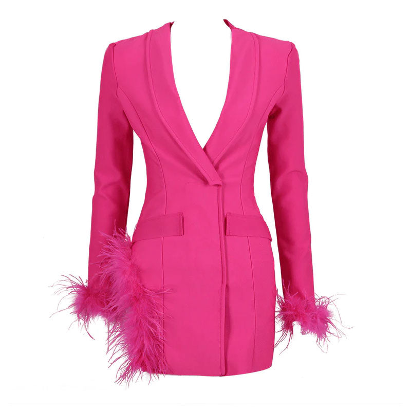 Minivestido blazer a medida con abertura lateral y cuello chal, con ribete de plumas sintéticas - Rosa intenso