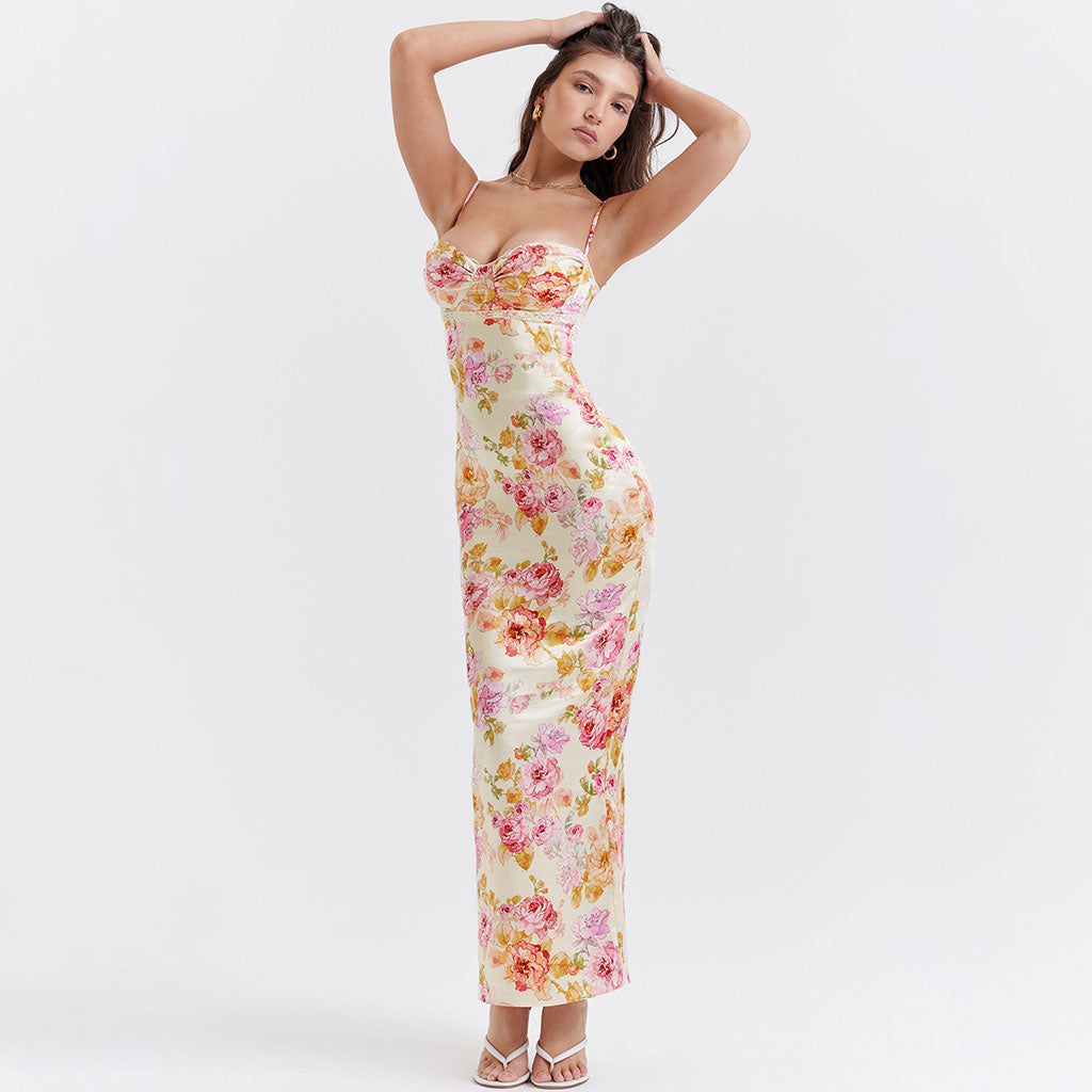 Vestido lencero maxi de satén con escote en forma de corazón, estampado floral y abertura en la espalda