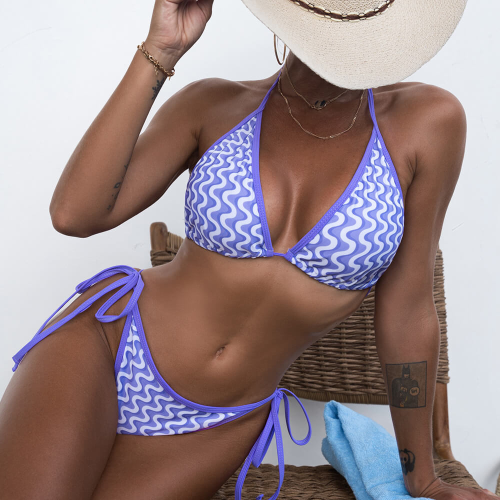 Brasilianischer zweiteiliger Bikini-Badeanzug mit Wellenmuster und Dreiecksdesign