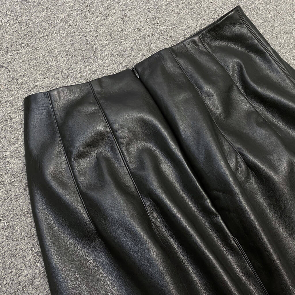 Eleganter Midirock aus veganem Leder mit Kordelzug, hoher Taille und Schlitz vorne - Schwarz