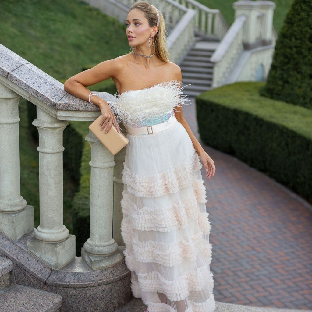 Vestido largo tipo tubo de tul con volantes, estilo bandeau, ribete de plumas y lentejuelas brillantes