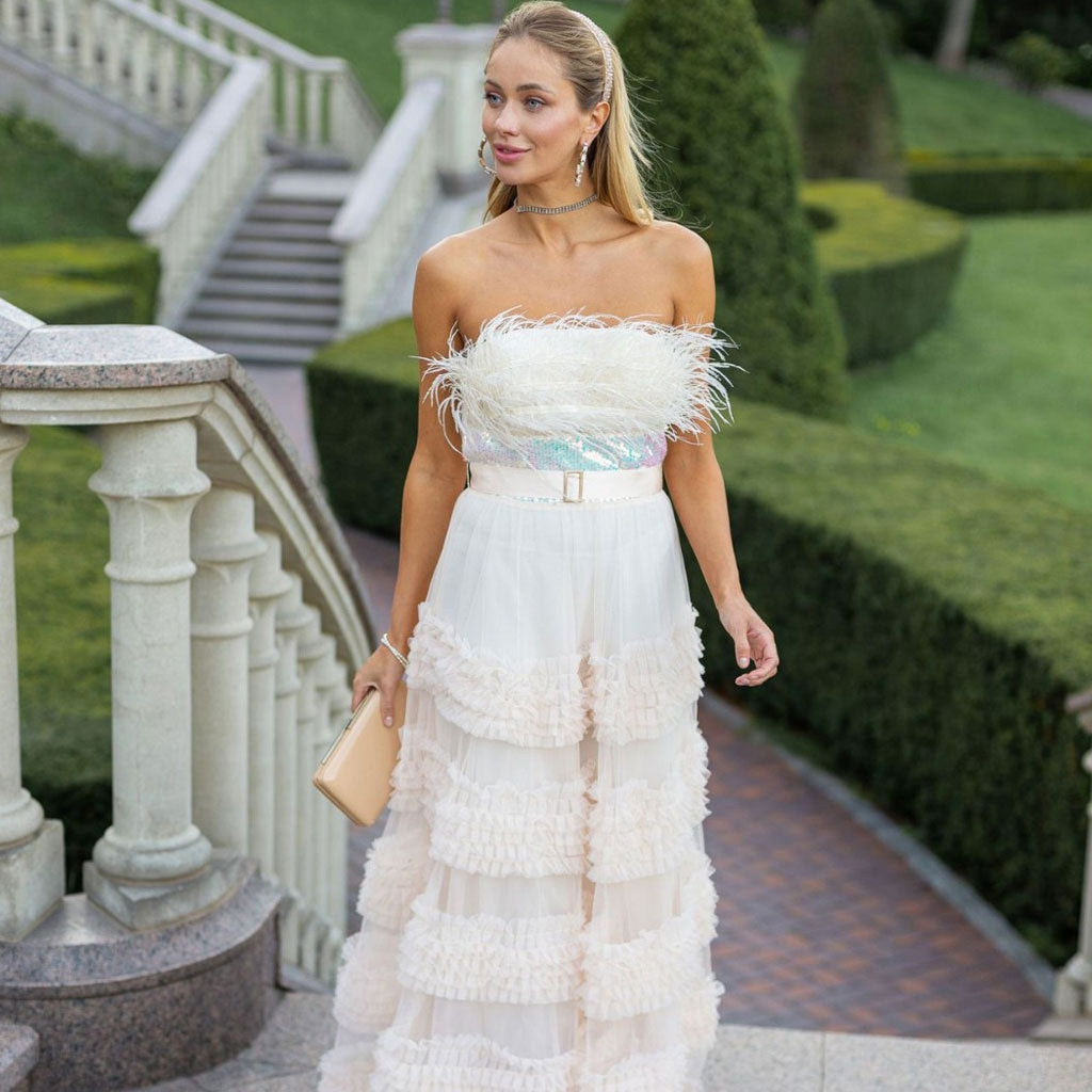 Vestido largo tipo tubo de tul con volantes, estilo bandeau, ribete de plumas y lentejuelas brillantes