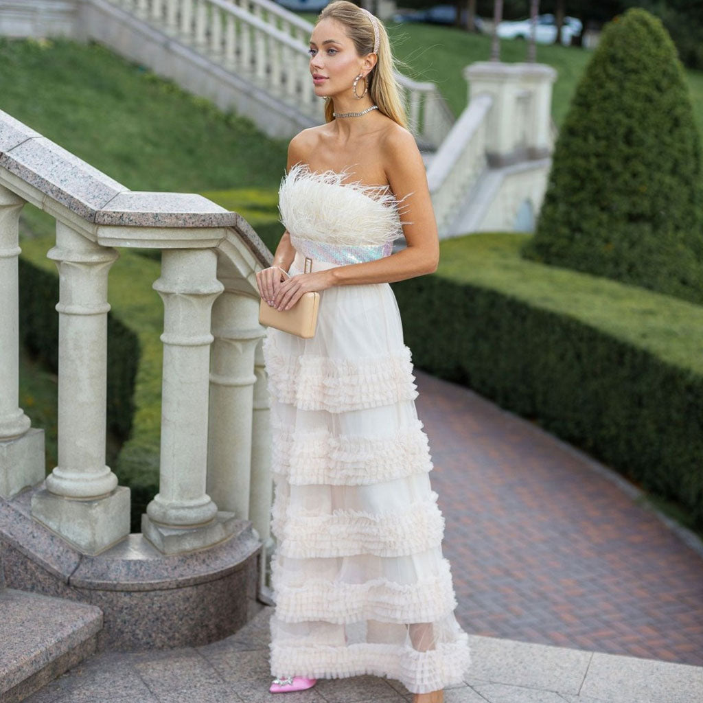 Vestido largo tipo tubo de tul con volantes, estilo bandeau, ribete de plumas y lentejuelas brillantes