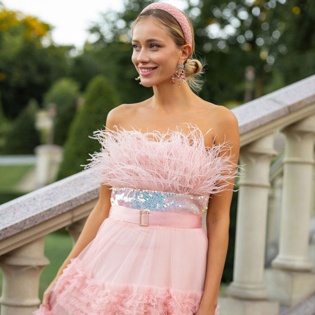 Vestido largo tipo tubo de tul con volantes, estilo bandeau, ribete de plumas y lentejuelas brillantes