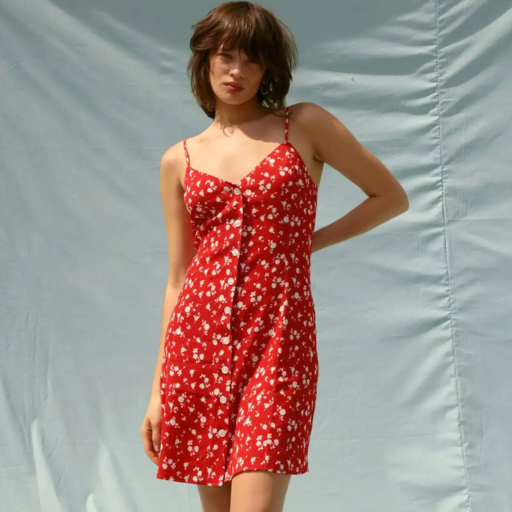 Vestido corto de tirantes con cuello en V, botones y estampado floral - Rojo