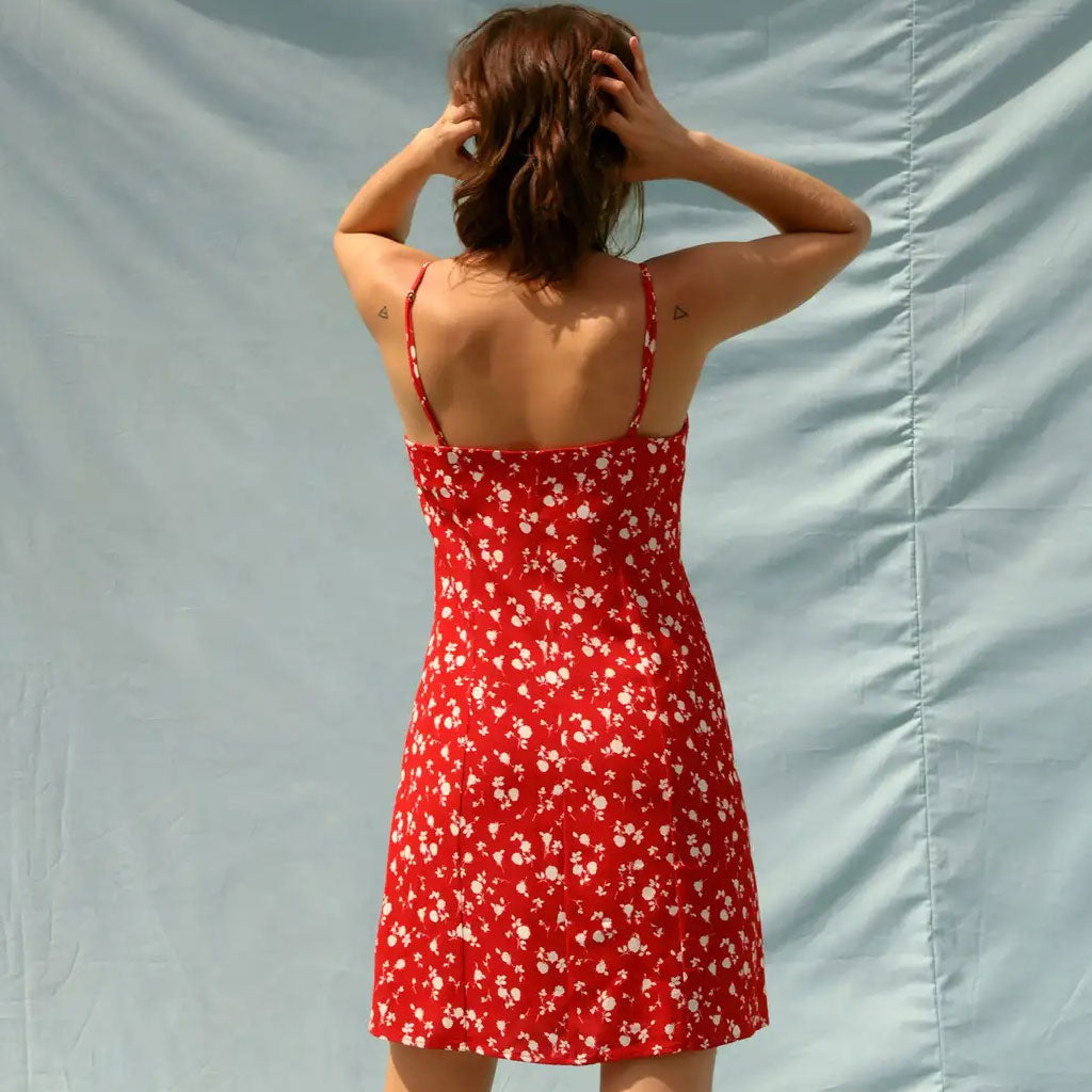 Vestido corto de tirantes con cuello en V, botones y estampado floral - Rojo