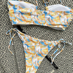 Brasilianischer zweiteiliger Bikini-Badeanzug mit Neckholder und String-Ausschnitt und Wirbelmuster