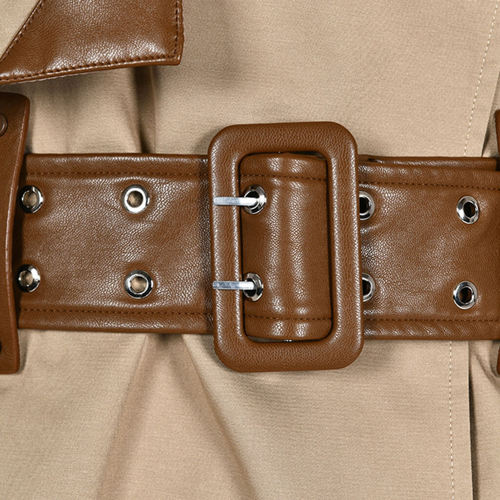 Geschmackvoller Hybrid-Trenchcoat aus Leder mit Schalkragen, langen Ärmeln, Gürtel und Cargotasche