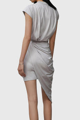 Unregelmäßiges Kleid mit kurzen Ärmeln - Grau