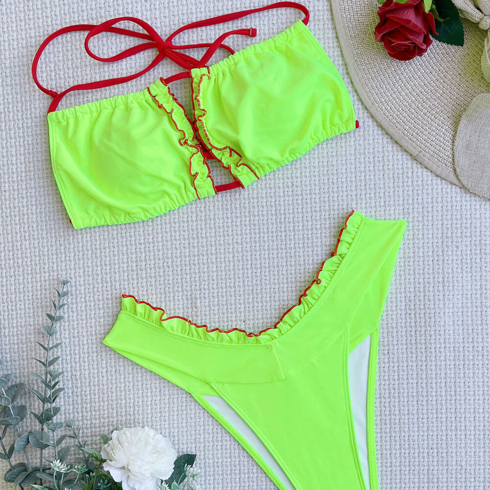 Traje de baño bikini brasileño de dos piezas con escote halter y volantes en contraste de moda