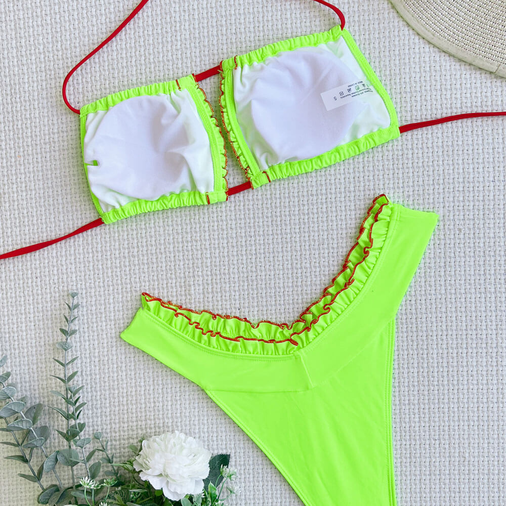 Traje de baño bikini brasileño de dos piezas con escote halter y volantes en contraste de moda