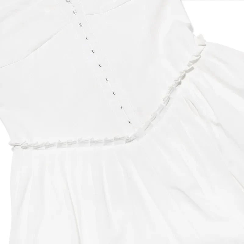 Vestido mini de encaje patchwork con tirantes finos para primavera/verano 2024.