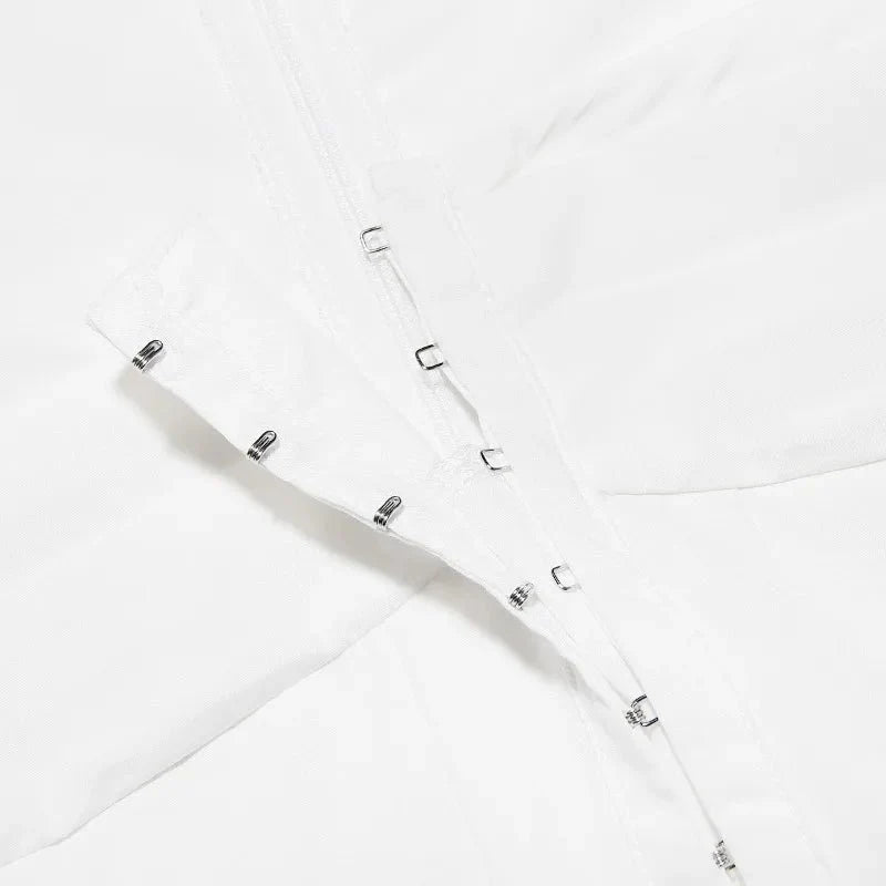 Vestido mini de encaje patchwork con tirantes finos para primavera/verano 2024.