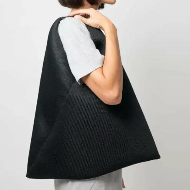 Bolso de lujo de nailon con diseño de cuadrícula triangular: Colección para mujer 2023 