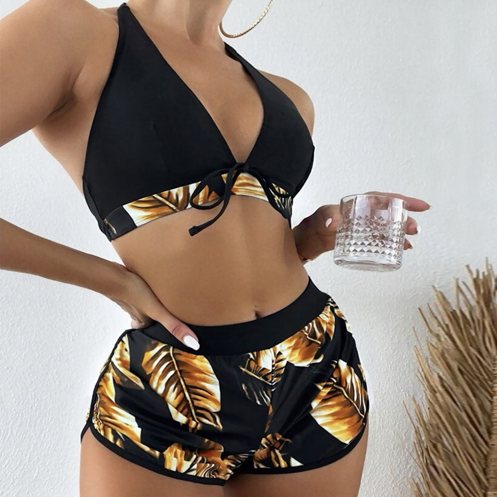 Traje de baño bikini brasileño de tres piezas con cuello halter y corte halter estilo tropical.