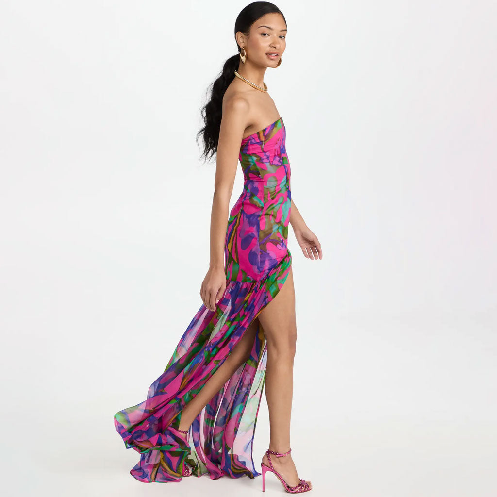 Vestido de noche largo sin tirantes, con volantes transparentes, cintura baja y abertura en el muslo con estampado de hojas tropicales