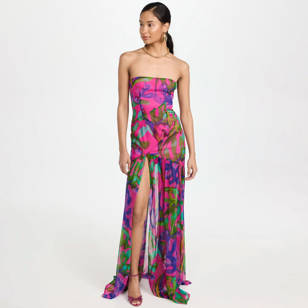 Vestido de noche largo sin tirantes, con volantes transparentes, cintura baja y abertura en el muslo con estampado de hojas tropicales