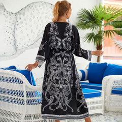 Brasilianisches Strandkleid im tropischen Stil mit bedrucktem Kimonoärmel und Gürtel