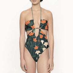 Traje de baño brasileño de una pieza con monokini y cuello halter y estampado floral de vacaciones