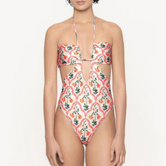 Traje de baño brasileño de una pieza con monokini y cuello halter y estampado floral de vacaciones