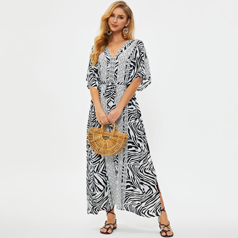 Vielseitiger Sommerkaftan mit Blumendruck und Zebramuster und Gürtel