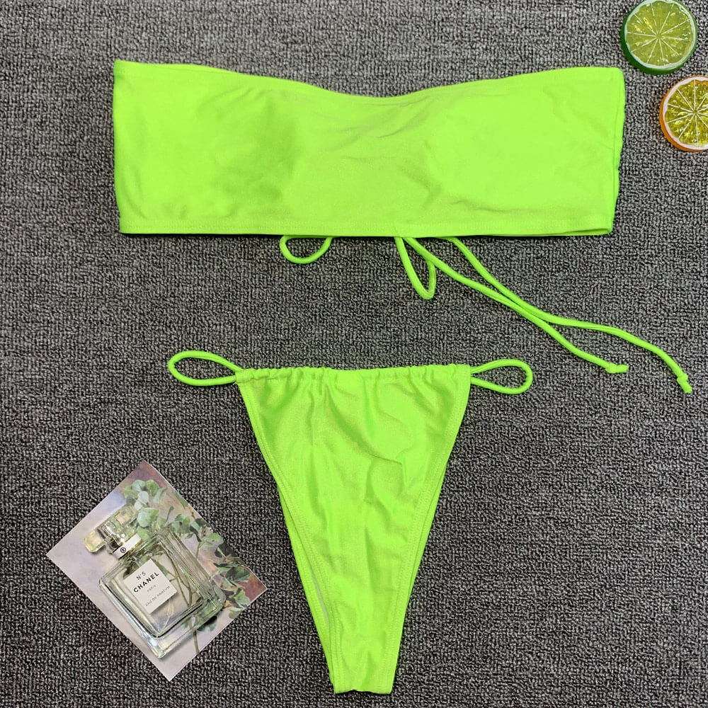 Vielseitiger neonfarbener brasilianischer Bandeau-Bikini-Badeanzug mit Schnürung vorne und String