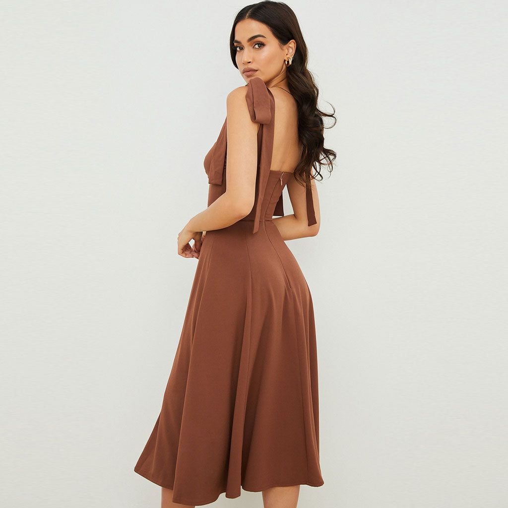 Vintage Fit &amp; Flare Midi-Sommerkleid mit Fliege und hohem Schlitz - Kaffee