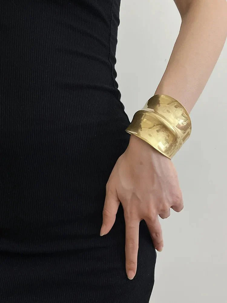 Brazalete vintage de metal cepillado