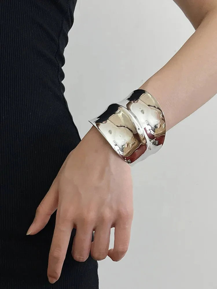 Brazalete vintage de metal cepillado