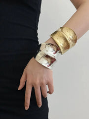 Brazalete vintage de metal cepillado