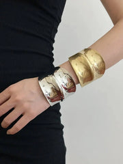 Brazalete vintage de metal cepillado