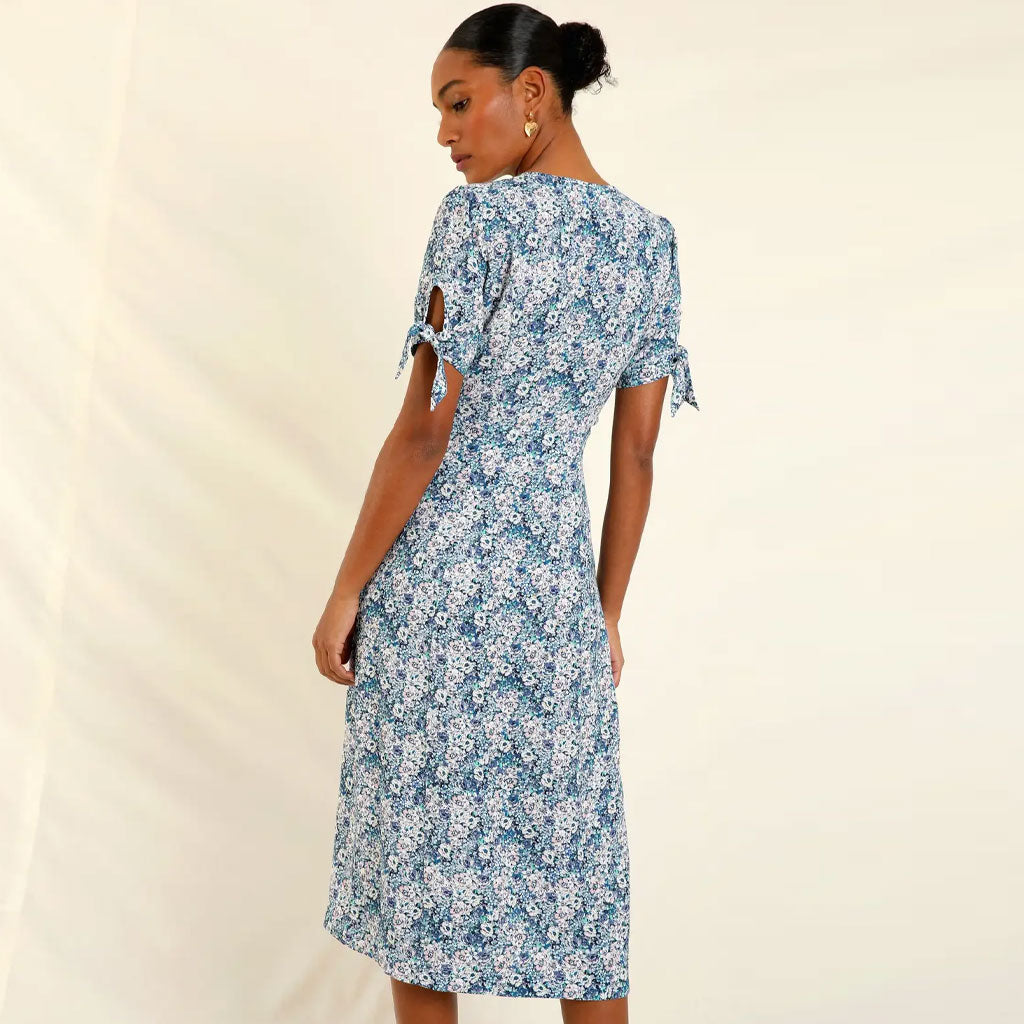 Vestido midi con cuello en V, botones, lazo y mangas abullonadas con estampado floral vintage - Azul