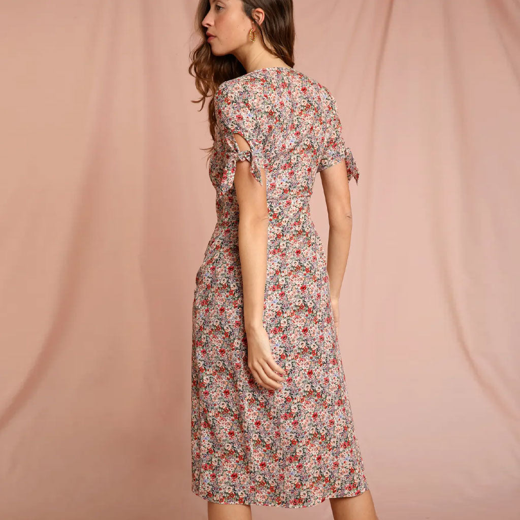 Vestido midi con cuello en V, botones, lazo y mangas abullonadas con estampado floral vintage - Rojo